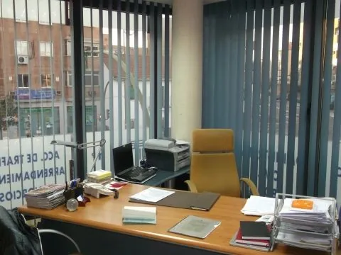 Mesa de trabajo del despacho junto al ventanal que da a la calle Manuel Sandoval