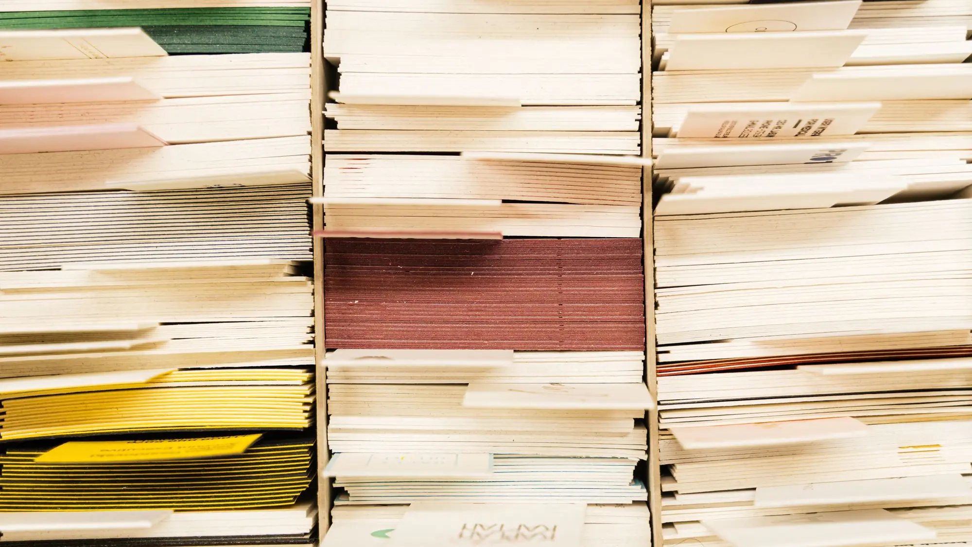 Cantos de decenas de documentos y carpetas apilados unos sobre otros